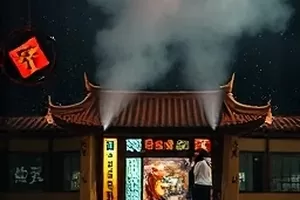 晴雨表 老式气象站在雨中记录读数