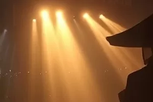 钢琴不响 空荡琴房里斜射进来的窗光